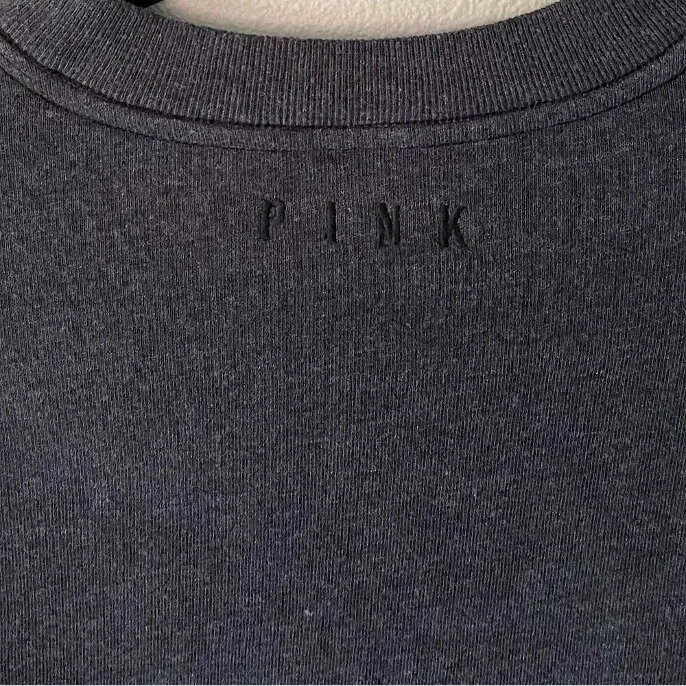Victoria’s Secret PINK Dark Gray & Tie-Dye-Sleeve Cropped Sweatshirt. Size XS. - Picture 3 of 4